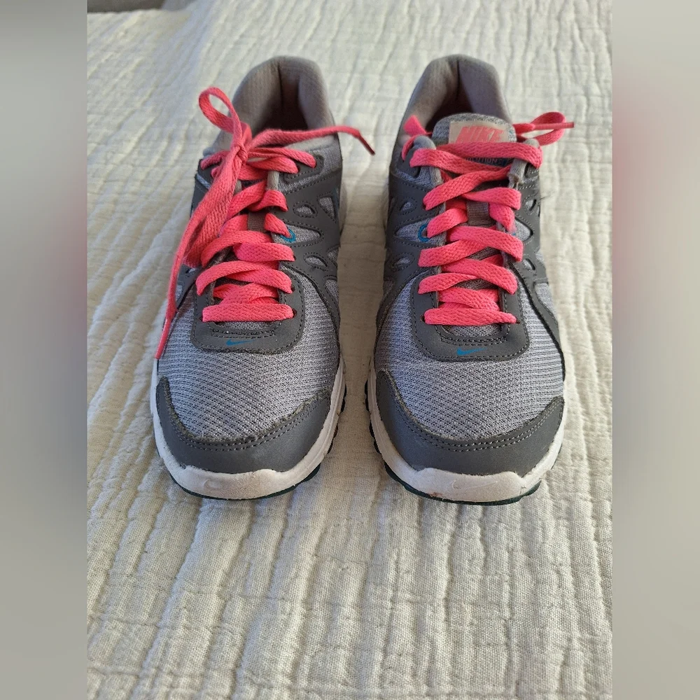 Nike Women's Athletic Shoes in Gray and Pink